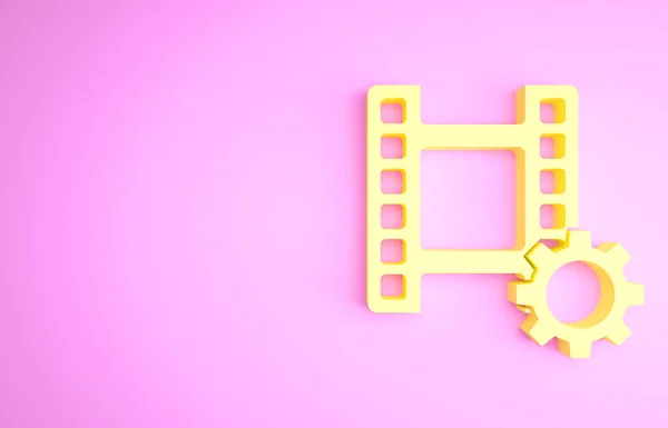 Yellow Play Ícone de vídeo isolado em fundo rosa. Sinal de tira de filme. Conceito de minimalismo. 3D ilustração 3D render — Fotografia de Stock