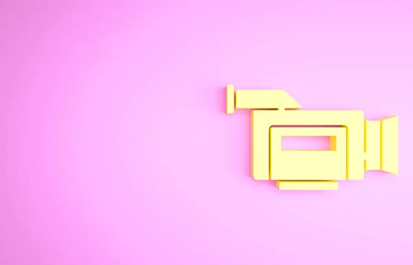 Icono de cámara de cine amarillo aislado sobre fondo rosa. Videocámara. Signo de película. Proyector de cine. Concepto minimalista. 3D ilustración 3D render — Foto de Stock