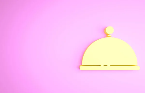 Geel Bedekt met een dienblad van voedsel pictogram geïsoleerd op roze achtergrond. Dienblad en deksel. Restaurant cloche met deksel. Keukengerei symbool. Minimalisme concept. 3d illustratie 3D renderen — Stockfoto