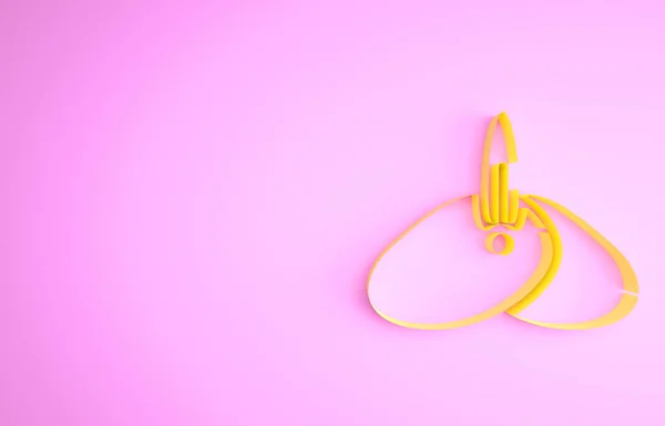 Turbante tocador indio amarillo con icono de pluma aislado sobre fondo rosa. Concepto minimalista. 3D ilustración 3D render —  Fotos de Stock