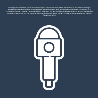 Mavi çizgi mikrofon simgesi mavi arkaplanda izole edildi. Radyodaki mikrofondan. Sözcü işareti. Vektör.