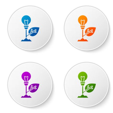 Beyaz arkaplanda yaprak simgesi olan renkli ampul. Çevre enerjisi kavramı. Alternatif enerji kavramı. Simgeleri daire düğmelerine ayır. Vektör.