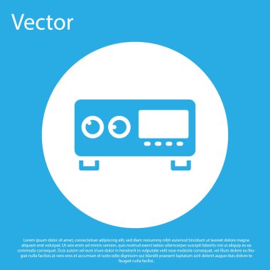 Mavi Gitar yükseltici simgesi mavi arkaplanda izole edildi. Müzik aleti. Beyaz daire düğmesi. Vektör.