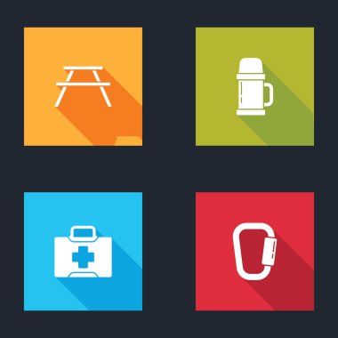 Piknik masasını banklarla, termos kabıyla, ilk yardım çantasıyla ve karabinalı ikonla kurun. Vektör.