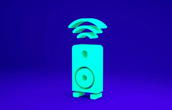 Icono del sistema de altavoces estéreo Green Smart aislado sobre fondo azul. Altavoces del sistema de sonido. Concepto de Internet de las cosas con conexión inalámbrica. Concepto minimalista. 3D ilustración 3D render — Foto de Stock