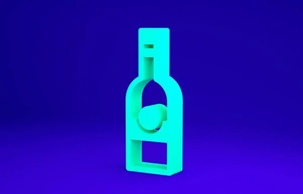 Зеленая стеклянная бутылка с иконой водки на синем фоне. Концепция минимализма. 3D-рендеринг — стоковое фото
