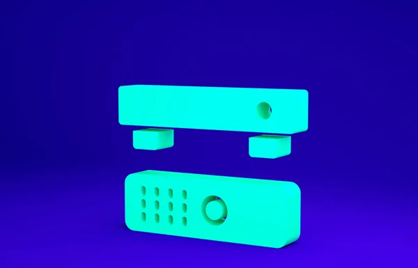 Receptor verde multimedia y caja de TV y reproductor con icono de controlador remoto aislado sobre fondo azul. Concepto minimalista. 3D ilustración 3D render —  Fotos de Stock