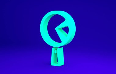 Kızartma tavasında yeşil omlet mavi arka planda izole edilmiş. Tavada omlet var. Minimalizm kavramı. 3d illüstrasyon 3B canlandırma