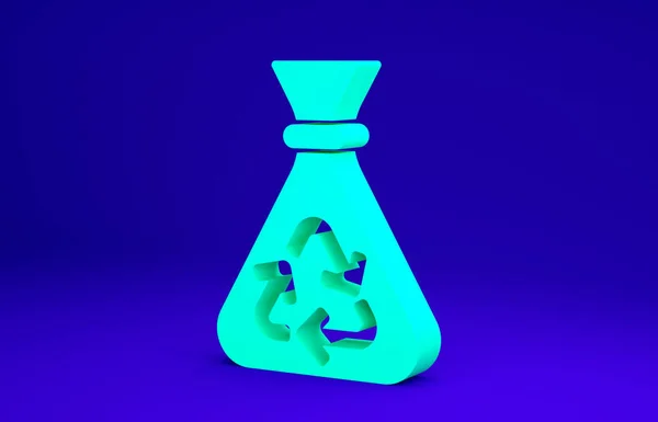 Saco de lixo verde com ícone de símbolo de reciclagem isolado no fundo azul. Ícone da lata de lixo. Sinal de cesta de reciclagem. Conceito de minimalismo. 3D ilustração 3D render — Fotografia de Stock