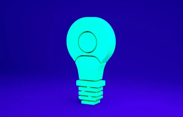 Cabeça humana verde com lâmpada ícone isolado no fundo azul. Conceito de minimalismo. 3D ilustração 3D render — Fotografia de Stock