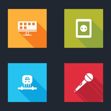 Akıllı TV, elektrik prizi, sensör ve mikrofon simgesini ayarla. Vektör.