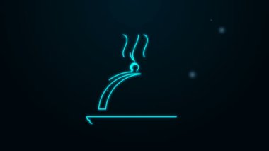 Siyah arka planda izole edilmiş bir tepsi yiyecek ikonu ile kaplı parlayan neon hattı. Tepsi ve kapak. Kapaklı bir restoran saati. Mutfak eşyaları sembolü. 4K Video hareketli grafik canlandırması