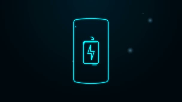 Glowing neon line Smartphone Baterai ikon terisolasi pada latar belakang hitam. Telepon dengan daya baterai rendah. Animasi grafis gerak Video 4K — Stok Video