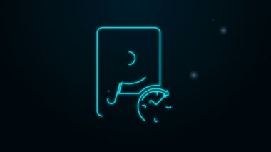 Saat yönünde işareti olan parlak neon hat sabit disk sürücüsü, veri kurtarma simgesi siyah arkaplanda izole edildi. 4K Video hareketli grafik canlandırması