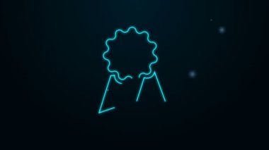 Parlayan neon hattı kedi ödül sembolü simgesi siyah arkaplanda izole edildi. Kedi ayak izli madalya, evcil hayvan sergisi kazananı konsepti. 4K Video hareketli grafik canlandırması