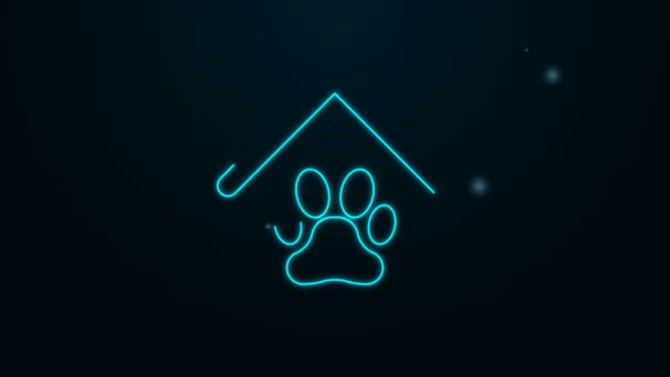 Glowing neon line Dog house and paw print pet icon isolated on black background. Anjing kennel. Animasi grafis gerak Video 4K — Stok Video