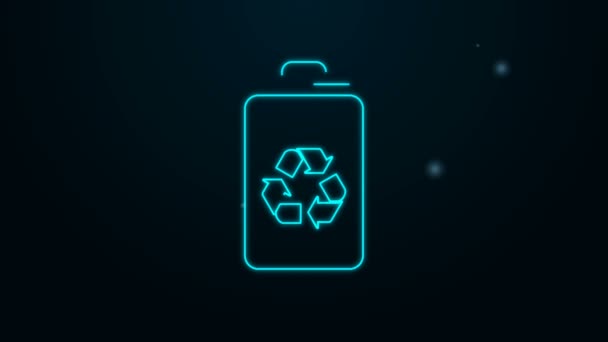 Batería de línea de neón brillante con icono de línea de símbolo de reciclaje aislado sobre fondo negro. Batería con símbolo de reciclaje - concepto de energía renovable. Animación gráfica de vídeo 4K — Vídeos de Stock