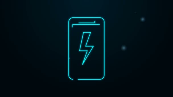 Lysende neonlinje Smartphone lader batterikonet isolert på svart bakgrunn. Telefon med lavt batteri. 4K Video motion grafisk animasjon – stockvideo