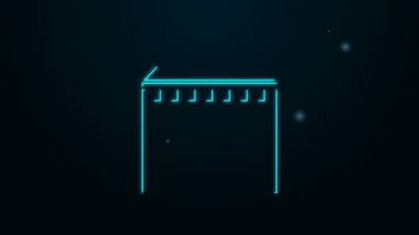 Parlayan neon hattı kamp ikonu siyah arka planda izole edildi. Karnaval kamp çadırı. Eğlence parkı. 4K Video hareketli grafik canlandırması