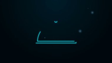 Siyah arka planda izole edilmiş bir tepsi yiyecek ikonu ile kaplı parlayan neon hattı. Tepsi ve kapak. Kapaklı bir restoran saati. Mutfak eşyaları sembolü. 4K Video hareketli grafik canlandırması
