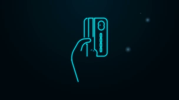 Ligne lumineuse au néon Tenue de main humaine avec icône de carte de crédit isolée sur fond noir. Paiement en ligne. Payez par carte. Opérations financières. Animation graphique de mouvement vidéo 4K — Video