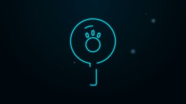 Parlayan neon hattı Paw arama simgesi siyah arkaplanda izole edildi. Hayvan ayak izleri olan büyüteç. 4K Video hareketli grafik canlandırması