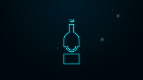 Zářící neonová čára Skleněná láhev vodky ikona izolované na černém pozadí. Grafická animace pohybu videa 4K — Stock video