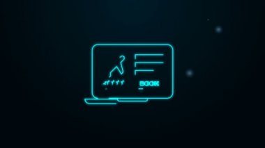 Siyah arka planda elektronik geçiş kartı olan parlak neon hattı dizüstü bilgisayar. Web ve uygulama için yolcu uçağı bileti. 4K Video hareketli grafik canlandırması