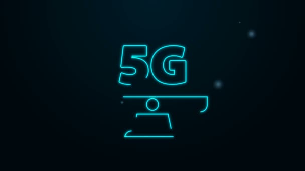 Glödande neon line Övervaka med 5G nya trådlöst internet wifi-ikon isolerad på svart bakgrund. Globalt nätverk höghastighetsanslutning datahastighet teknik. 4K Video motion grafisk animation — Stockvideo