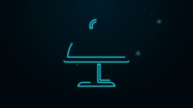 Siyah arka planda izole edilmiş bir tepsi yiyecek ikonu ile kaplı parlayan neon hattı. Tepsi ve kapak. Kapaklı bir restoran saati. Mutfak eşyaları sembolü. 4K Video hareketli grafik canlandırması