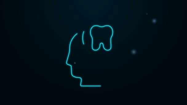 Glödande neon linje Mänskligt huvud med tand ikon isolerad på svart bakgrund. Tandsymbol för tandv? rdsklinik eller tandläkare medicinska centrum och tandkräm paket. 4K Video motion grafisk animation — Stockvideo