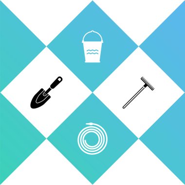 Bahçe küreğini, küreği, hortumu, kovayı ve tırmık ikonunu hazırla. Vektör.