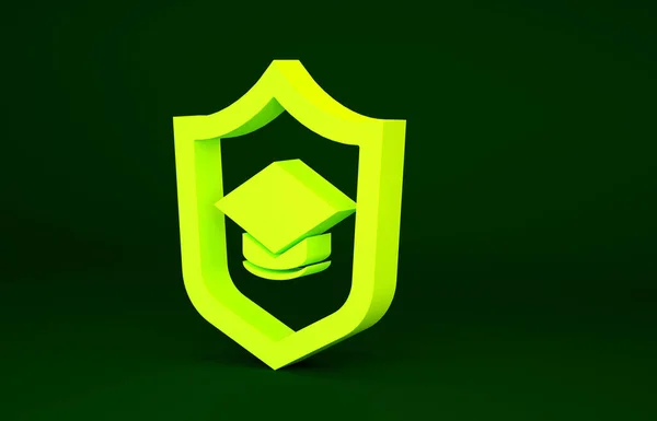 緑の背景に隔離されたシールドアイコンと黄色の卒業キャップ 保険の概念 セキュリティ 安全性 保護の概念 最小限の概念 3Dイラスト3Dレンダリング — ストック写真