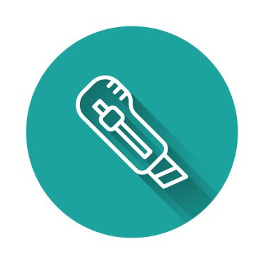 Beyaz çizgi kırtasiye bıçağı ikonu uzun gölgeli izole edilmiş. Ofis kâğıt kesicisi. Yeşil daire düğmesi. Vektör.
