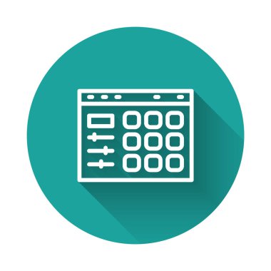 Uzun gölgeli beyaz çizgi Drum makinesi simgesi. Müzik aletleri. Yeşil daire düğmesi. Vektör.