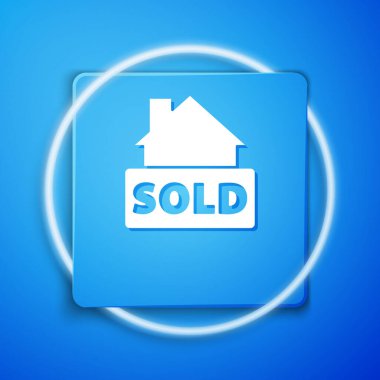 Mavi arka planda izole edilmiş metin simgesi satılan beyaz asma işareti. Çıkartma satıldı. Tabela satıldı. Mavi kare düğme. Vektör.