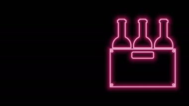 Siyah arka planda izole edilmiş ahşap bir kutuda parlayan neon şeritli şarap şişeleri. Tahta bir sandıkta şarap şişeleri. 4K Video hareketli grafik canlandırması