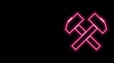 Parlayan neon hattı iki çapraz çekiç simgesi siyah arkaplanda izole edildi. Tamir için bir araç. 4K Video hareketli grafik canlandırması