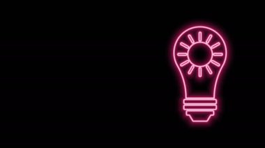 Parlayan neon hattı güneş enerjisi simgesi siyah arkaplanda izole edildi. Güneş ve ampul. 4K Video hareketli grafik canlandırması