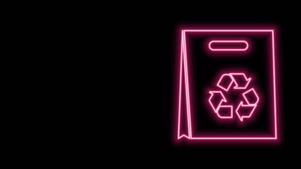 Gloeiende neon lijn Papieren boodschappentas met recycle icoon geïsoleerd op zwarte achtergrond. Zak met recycling symbool. 4K Video motion grafische animatie — Stockvideo