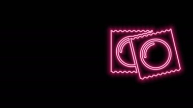 Siyah arka planda izole edilmiş güvenli seks ikonunda parlayan neon hattı prezervatifleri. Güvenli aşk sembolü. Erkekler için doğum kontrol yöntemi. 4K Video hareketli grafik canlandırması