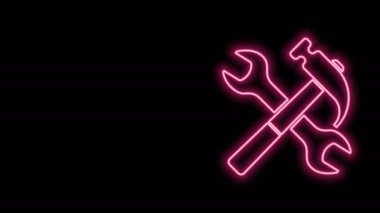 Parlayan neon hattı siyah arkaplanda izole edilmiş çekiç ve ingiliz anahtarı simgesi. Donanım aletleri. 4K Video hareketli grafik canlandırması