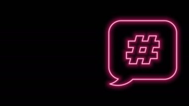 Parlayan neon hattı Hashtag konuşma balonu simgesi siyah arkaplanda izole edildi. Sayı işareti kavramı, sosyal medya pazarlaması, mikro blog yazma. 4K Video hareketli grafik canlandırması
