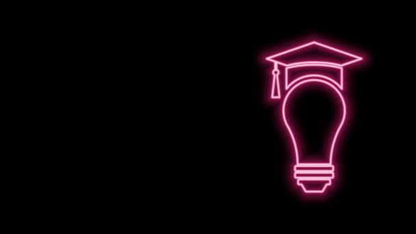 Glödande neon line Glödlampa och examen cap ikon isolerad på svart bakgrund. Universitetsutbildningskoncept. 4K Video motion grafisk animation — Stockvideo