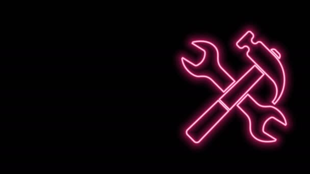Ragyogó neon vonal Keresztbe kalapács és csavarkulcs ikon elszigetelt fekete háttérrel. Hardver szerszámok. 4K Videó mozgás grafikus animáció — Stock videók