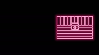 Parlayan neon hattı Antika hazine sandığı simgesi siyah arka planda izole edildi. Altın sikkeli klasik tahta sandık. 4K Video hareketli grafik canlandırması