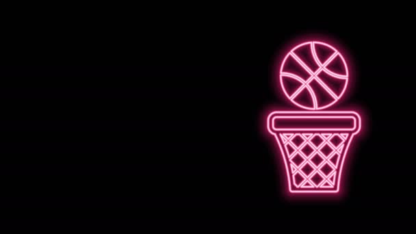 Светящийся неоновая линия баскетбольный мяч и корзина значок изолированы на черном фоне. Мяч в баскетбольном кольце. Видеографическая анимация 4K — стоковое видео