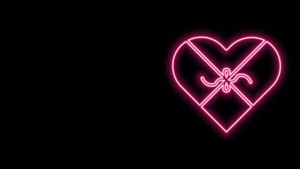 Glødende neonline godteri i hjerteformet eske og bueikon isolert på svart bakgrunn. Valentinsdag. 4K Video motion grafisk animasjon – stockvideo