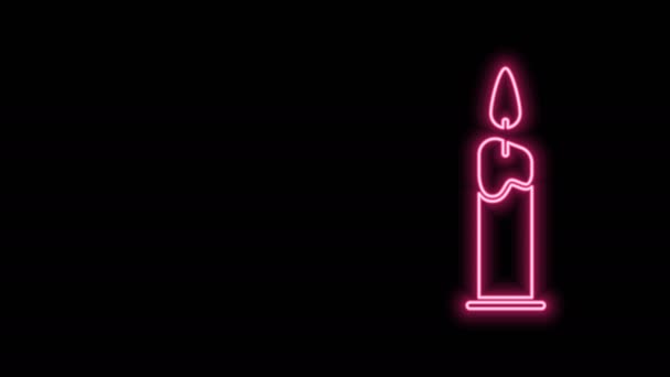 Zářící neonová čára Hořící svíčka ve svícnu ikony izolované na černém pozadí. Válcový svícen s hořícím plamenem. Grafická animace pohybu videa 4K — Stock video