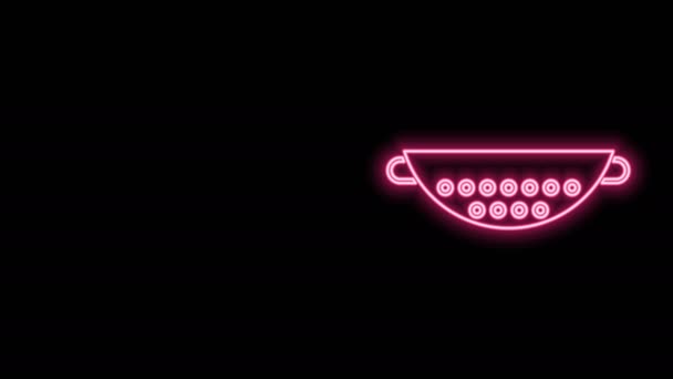 Zářící neonová čára Kuchyně Colander ikona izolované na černém pozadí. Nádobí na vaření. Znamení příboru. Grafická animace pohybu videa 4K — Stock video